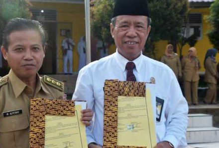 Rektor UPGRI Palembang Mendapat Kehormatan Menjadi Pembina Upacara di SMAN 7 Prabumulih