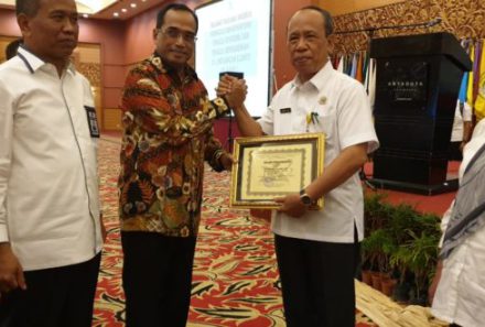 LLDikti Wilayah II Beri Dua Penghargaan Sekaligus Kepada Rektor Universitas PGRI Palembang