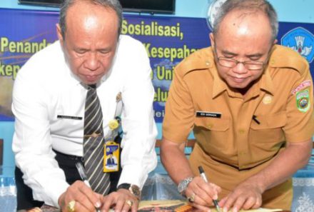 Rektor Universitas PGRI Palembang Teken MoU dan Silaturahmi Dengan Keluarga Besar SMKN 1 Gelumbang