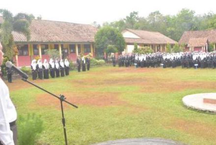 Rektor Universitas PGRI Palembang Didaulat Jadi Pembina Upacara di SMAN 1 Payaraman Ogan Ilir