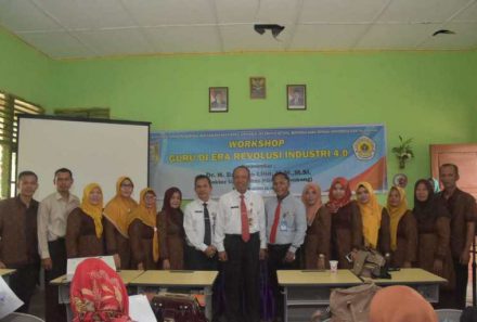 Rektor Universitas PGRI Palembang Menjadi Nara Sumber Workshop Guru di Era Revolusi Industri 4.0