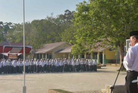 Rektor Universitas PGRI Palembang Didaulat Menjadi Pembina Upacara Kehormatan di SMAN 1 Cempaka OKU Timur