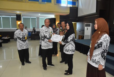 21 Dosen Universitas PGRI Palembang Terima SK JFA dan Serdos