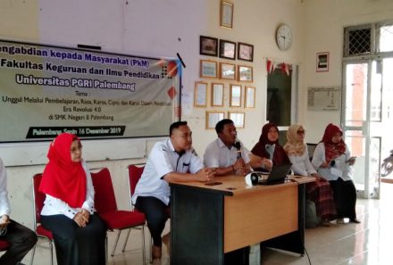 Dosen dan Mahasiswa FKIP Universitas PGRI Palembang Gelar PKM di SMK Negeri 8 Palembang