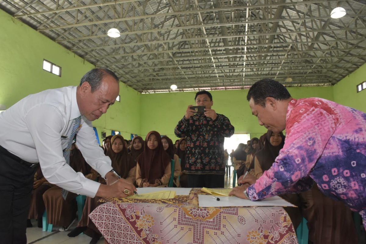 Rektor UPGRI Palembang Gelar Silaturahmi dan Teken MoU dengan Kepala SMAN 1 Belitang dan SMKN 1 Semendawai Suku III OKU Timur bilde
