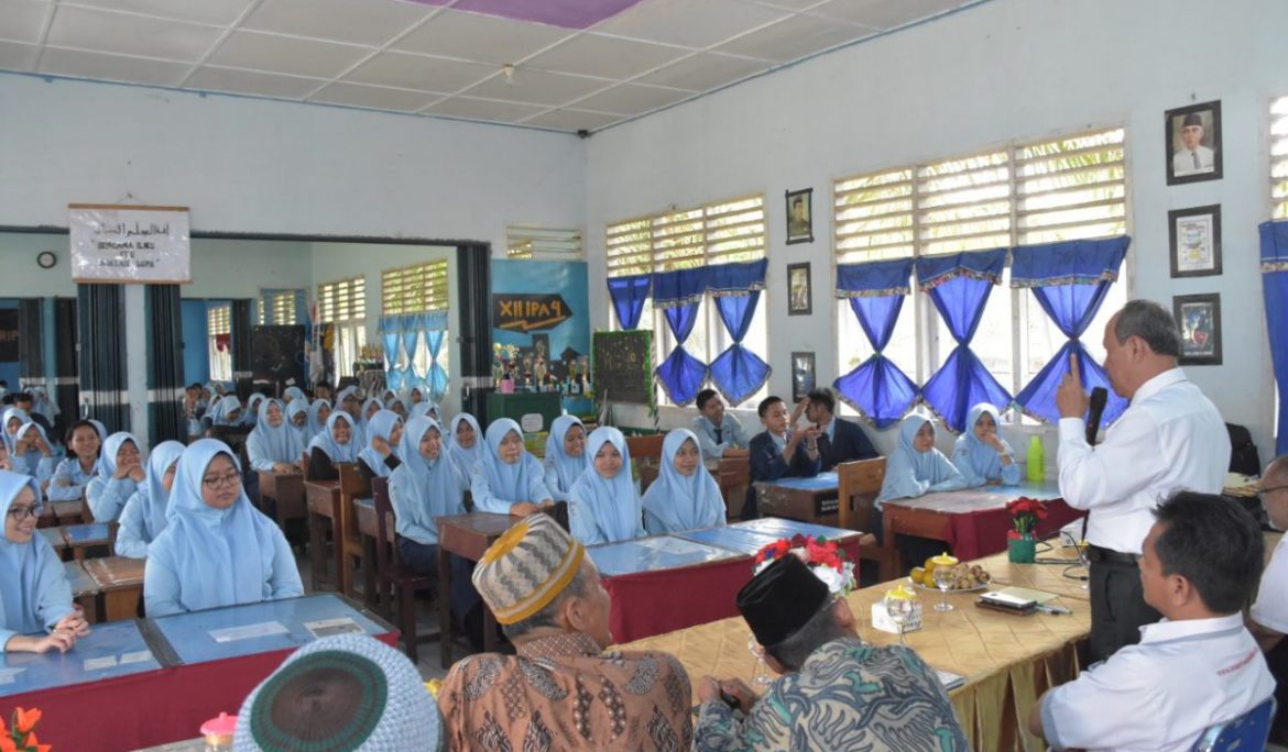 Rektor Universitas PGRI Palembang Kunjungan ke SMAN 1 Sungai Lilin dan SMKN 1 Babat Supat Muba