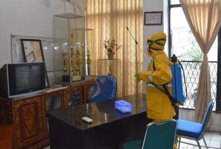 Sterilisasi Seluruh Area Kampus, Universitas PGRI Palembang Rutin Lakukan Penyemprotan Disinfektan