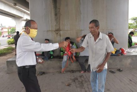 Aksi Peduli Covid-19, Universitas PGRI Palembang Bagikan Masker Secara Gratis Kepada Masyarakat