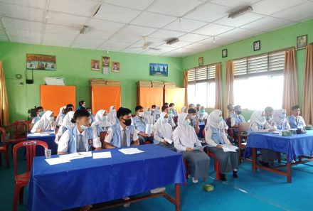 Tingkatkan Kemampuan Berbicara di Depan Publik, Siswa SMAN 1 Sirah Pulang Padang Ikuti Pelatihan Pewara