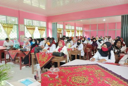 Ajarkan RPP Inspiratif, Dosen PGSD FKIP Universitas PGRI Palembang Gelar PkM di SDN 4 Tanjung Raja