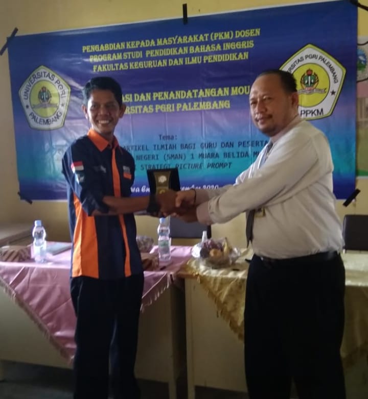 Dosen FKIP Universitas PGRI Palembang Beri Pelatihan Menulis Artikel Ilmiah di SMAN 1 Muara Belida