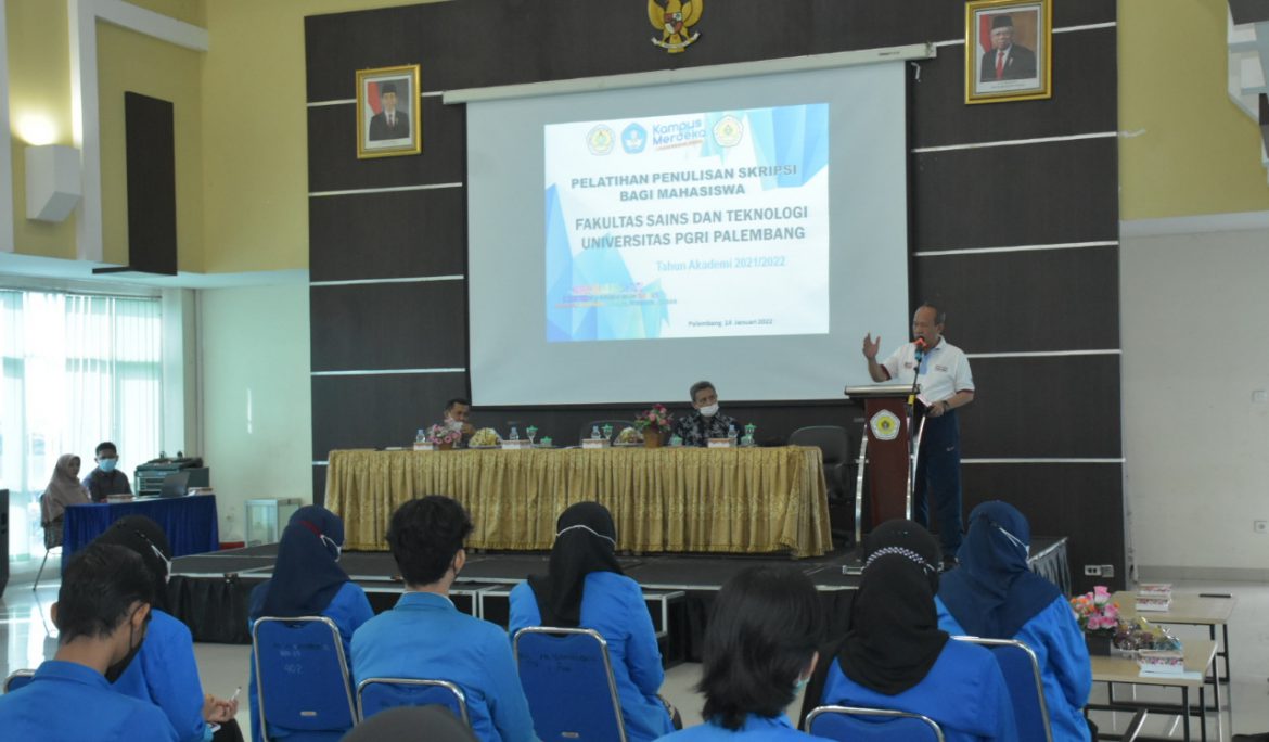 41 Mahasiswa Fakultas Sainstek Universitas PGRI Palembang Ikuti Pelatihan Penulisan Skripsi