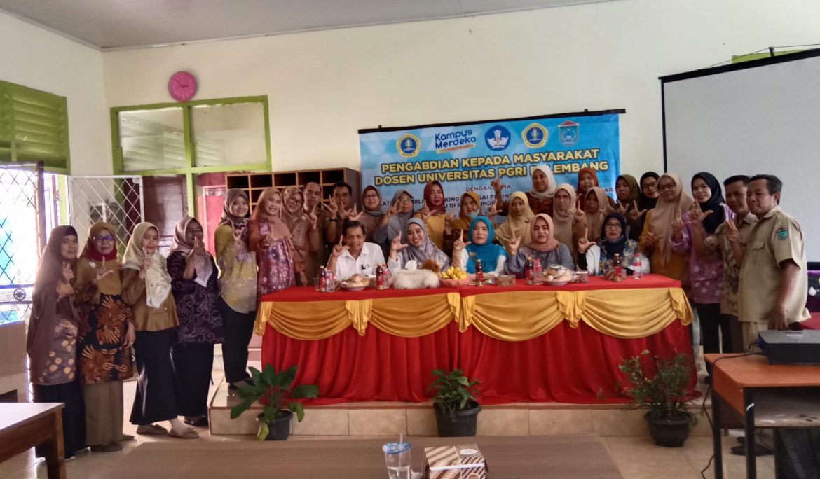 Latih Public Speaking Guru, Dosen Pascasarjana Bahasa Indonesia UPGRIP Beri Pelatihan di SMPN 2 Indralaya Selatan