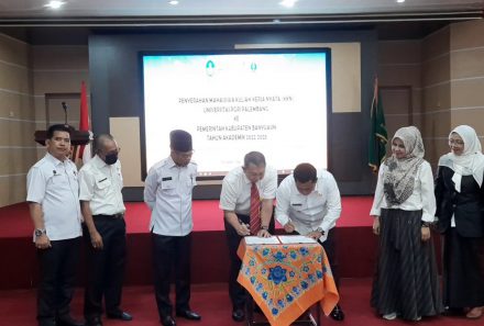 Rektor Universitas PGRI Palembang Secara Resmi Meyerahkan 122  Mahasiswa Peserta KKN  Ke Banyuasin