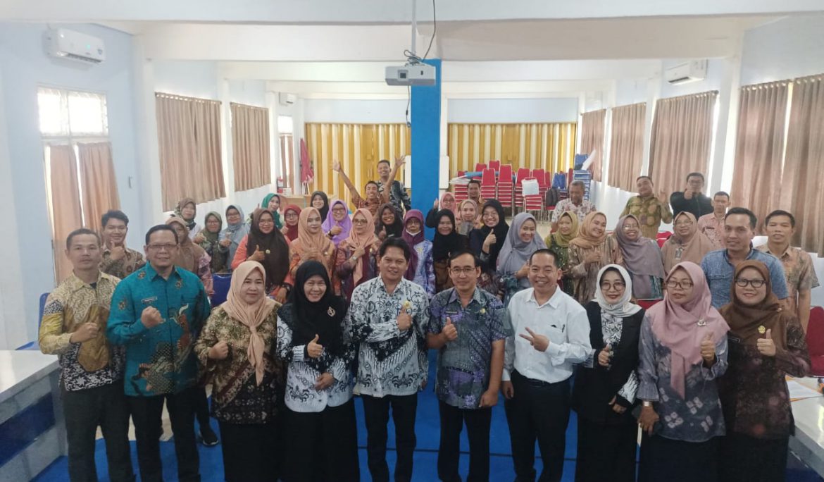 Dosen Manajemen Pendidikan PPs UPGRIP Ajarkan Penulisan Karya Ilmiah Bagi Guru SMKN 8 Palembang