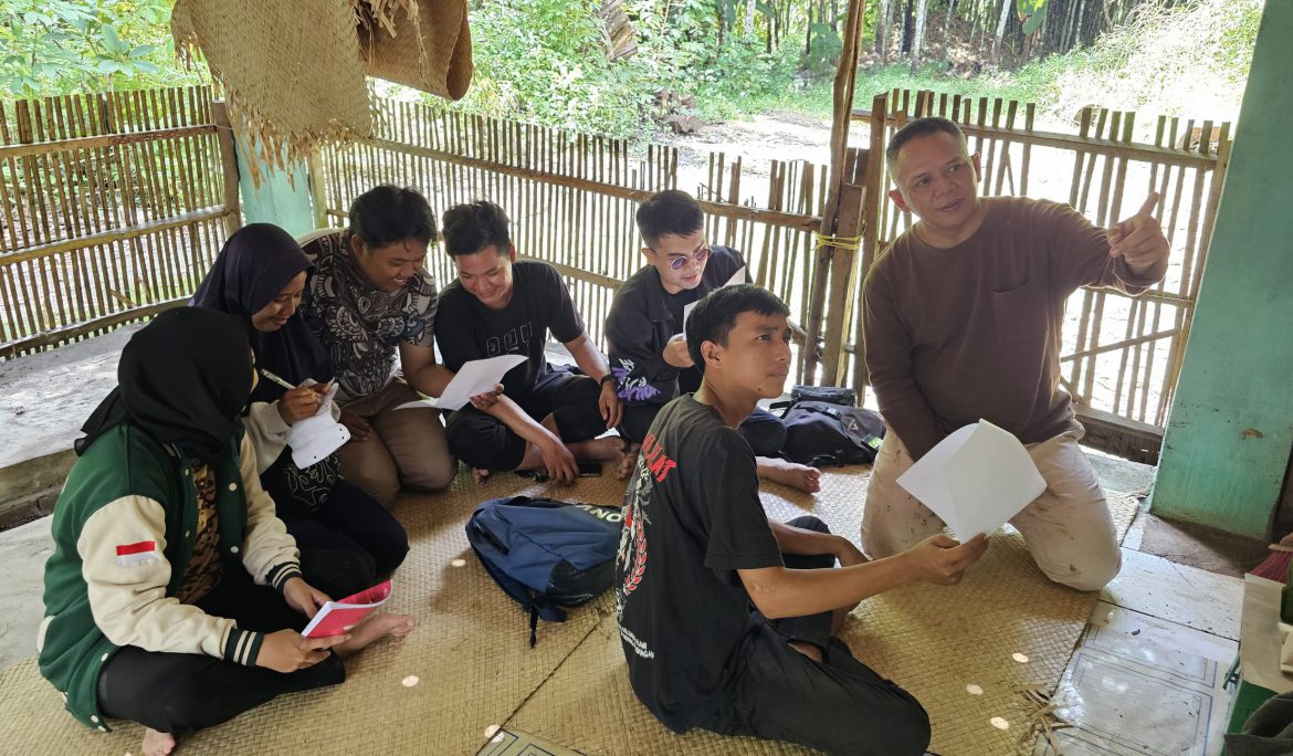 Dosen dan Mahasiswa FKIP UPGRIP Telusuri Jejak Sejarah Kepuyangan Sungai Kelekar